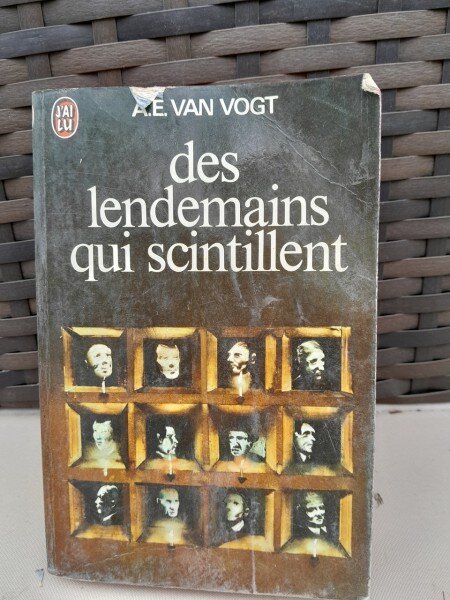 LES LENDEMAINS QUI SCINTILLENT - A.E. VAN VOGT  (CARTE IN LIMBA FRANCEZA)