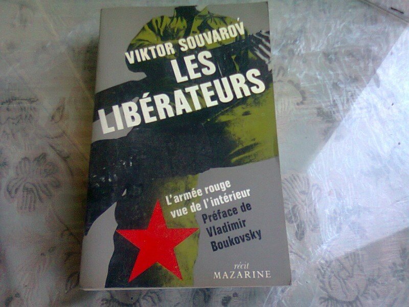 LES LIBERATEURS  - VIKTOR SOUVAROV  (CARTE IN LIMBA FRANCEZA)