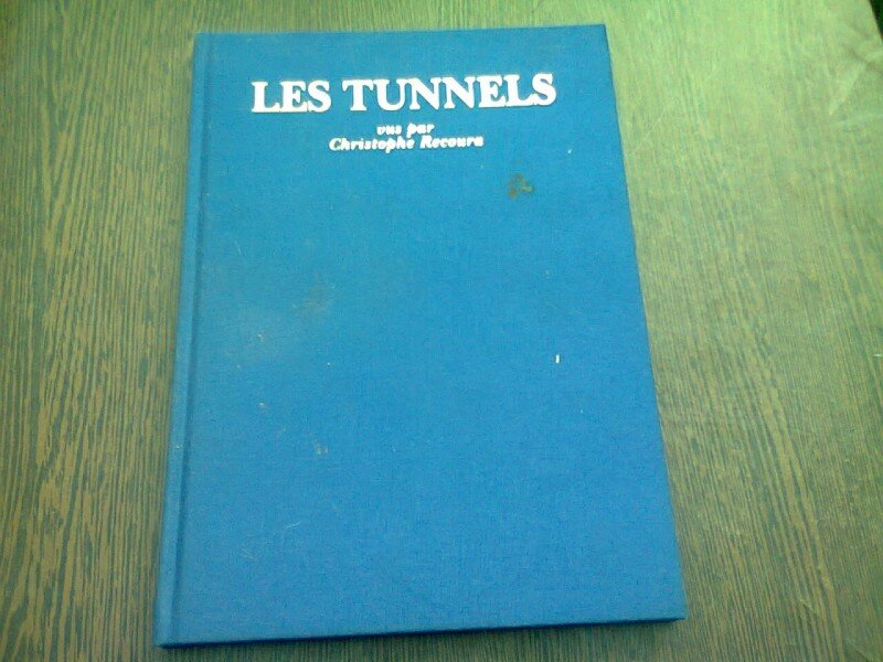 LES TUNNELS - CHRISTOPHE RECOURA  (CARTE FOTOGRAFIE, TEXT IN LIMBA FRANCEZA)
