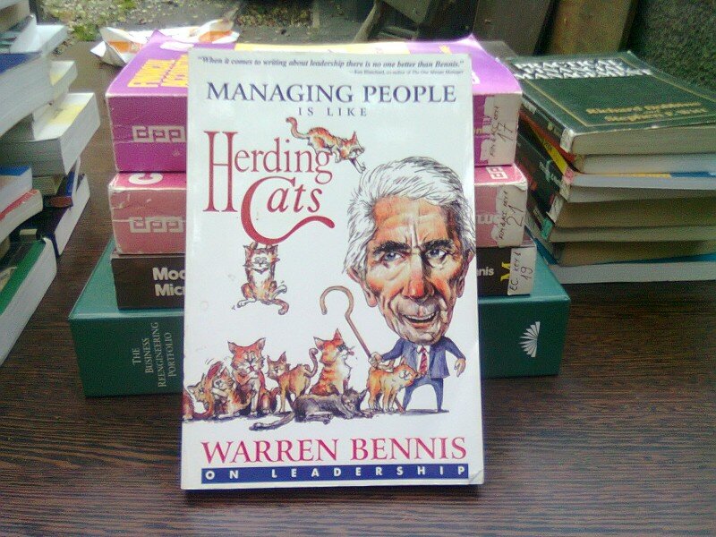 Managing people is like herding cats - Warren Bennis  (Gestionarea oamenilor este ca dresajul pisicilor)