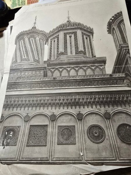 Manastirea Curtea de Argeș plansa heliogravura probabil după cliseu fotografic realizat de fotograful curții regale, I. Spirescu