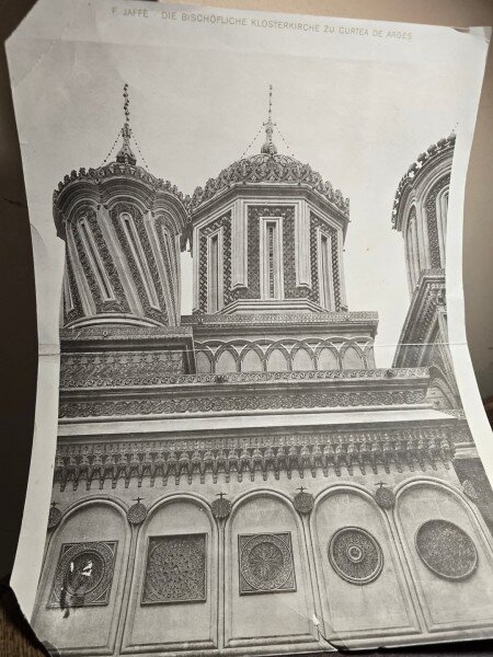 Manastirea Curtea de Argeș plansa heliogravura probabil după cliseu fotografic realizat de fotograful curții regale, I. Spirescu