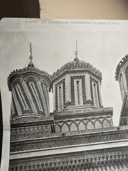Manastirea Curtea de Argeș plansa heliogravura probabil după cliseu fotografic realizat de fotograful curții regale, I. Spirescu