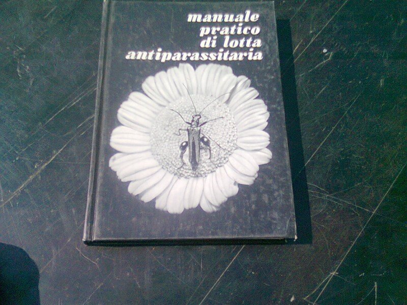 MANUALE PRATICO DI LOTTA ANTIPARASSITARIA  (CARTE IN LIMBA ITALIANA)