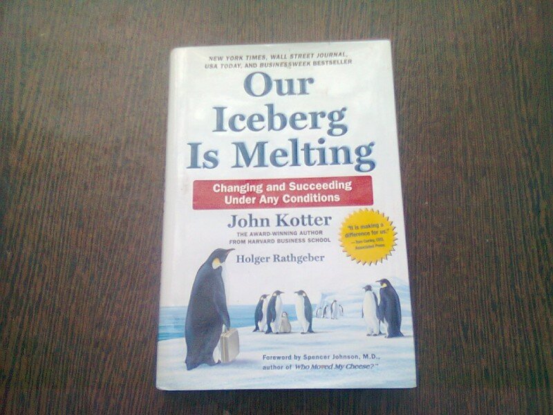 OUR ICEBERG IS MELTING - JOHN KOTTER  (CARTE IN LIMBA ENGLEZA)