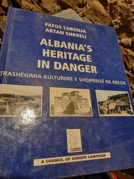 PATRIMONIUL ALBANIEI ÎN PERICOL/ALBANIA'S HERITAGE IN DANGER - FATOS LUBONJA, ARTAN SHKRELI  (CARTE IN LIMBA ENGLEZA)