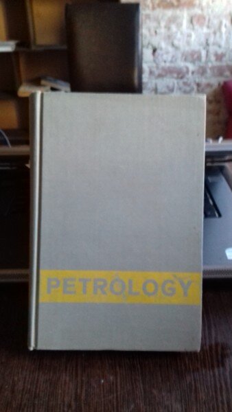 PETROLOGY - WALTER T. HUANG  (PETROLOGIE)