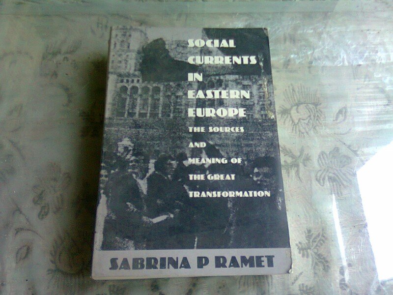 SOCIAL CURRENTS IN EASTERN EUROPE - SABRINA P. RAMET   (CARTE IN LIMBA FRANCEZA)