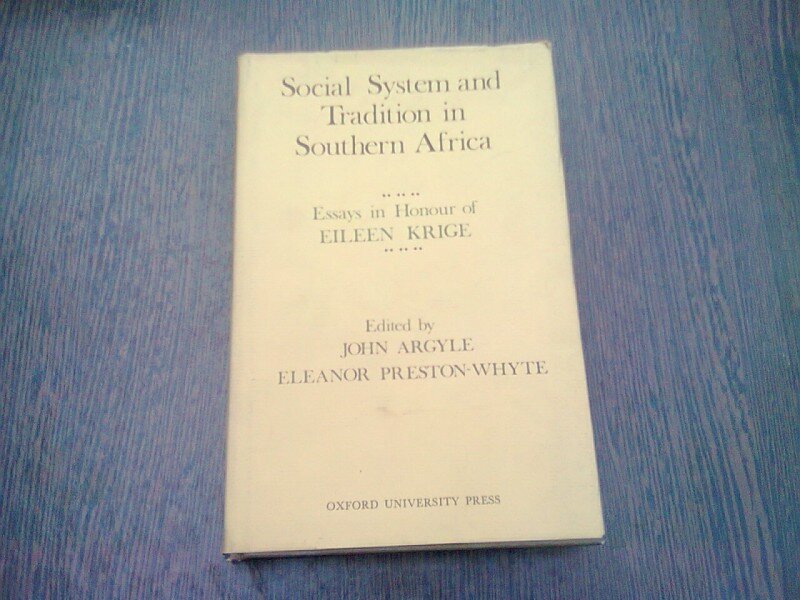 SOCIAL SYSTEM AND TRADITION IN SOUTHERN AFRICA - JOHN ARGYLE  (CARTE IN LIMBA ENGLEZA)