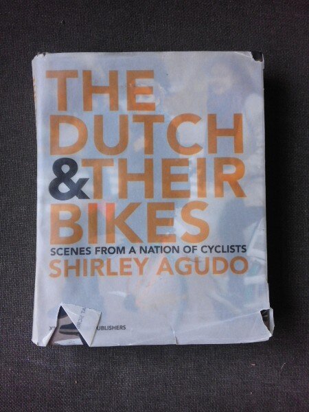 THE DUTCH  AND THEIR BIKES, SCENES FROM A NATION OF CYCLISTS - SHIRLEY AGUDO  (CARTE DE FOTOGRAGIE)