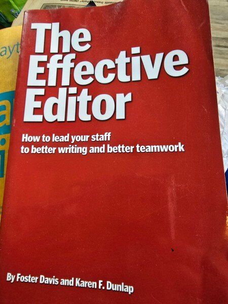 The effective editor: How to lead your staff to better writing and better teamwork - Foster Davis, Karen F. Dunlap
