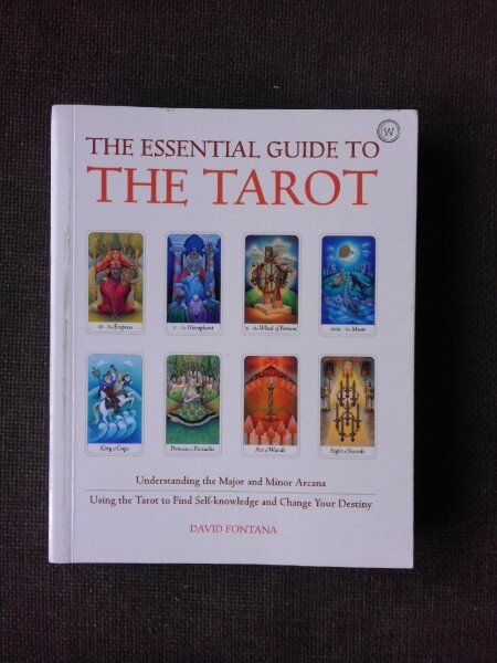 THE ESSENTIAL GUIDE TO THE TARROT - DAVID FONTANA  (CARTE IN LIMBA ENGLEZA)