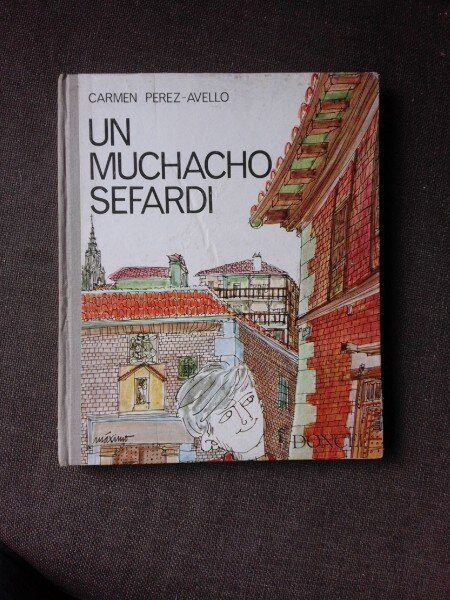 UN MUCHACHO SEFARDI - CARMEN PEREZ AVELLO  (CARTE IN LIMBA SPANIOLA)