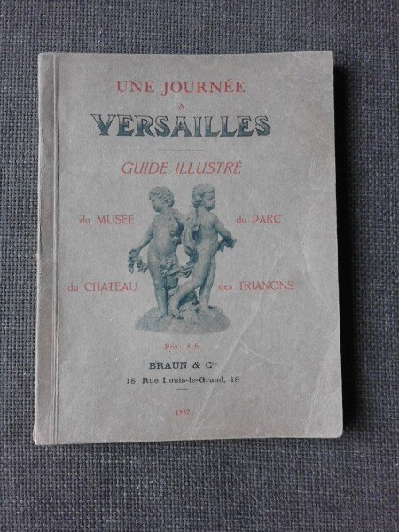 UNE JOURNEE A VERSAILLES, GUIDE ILLUSTRE  (CARTE IN LIMBA FRANCEZA)