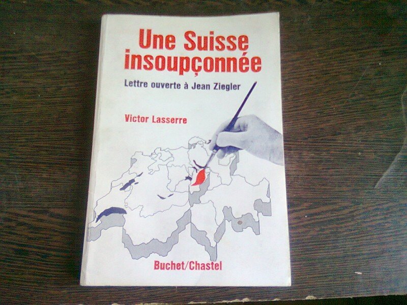 UNE SUISSE INSOUPCONNEE - VICTOR LASSERRE  (CARTE IN LIMBA FRANCEZA)