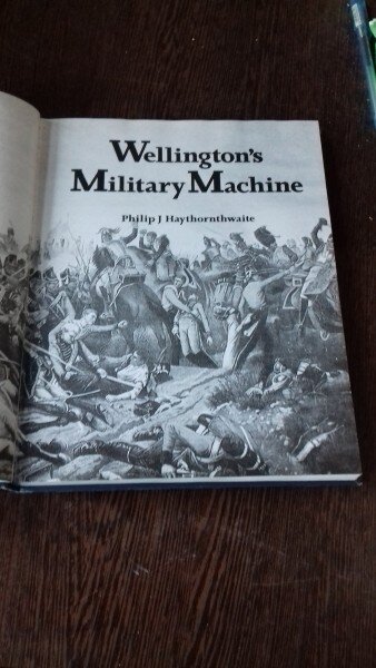 WELLINGTON'S MILITARY MACHINE - PHILIP J. HAYTHORNTHWAITE (MASINA MILITARA/DE RAZBOI A WELLINSTONULUI - CAPITALA NOII ZEELANDE)