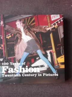 100 YEARS OF FASHION  (CARTE IN LIMBA ENGLEZA)