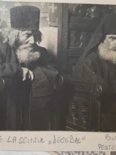 2 fotografii, calugari de la Schitul Decebal si Pestera Ialomiciorei, Bucegi 1930