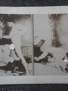 2 FOTOGRAFII CU TEMA EROTICA, 9/6 FIECARE, LIPITE PE CARTON