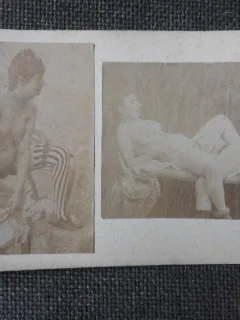 2 FOTOGRAFII CU TEMA EROTICA, 9/6 FIECARE, LIPITE PE CARTON