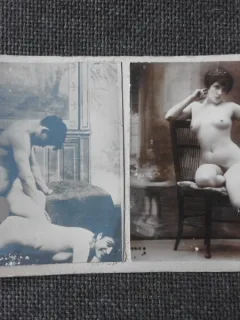 2 FOTOGRAFII CU TEMA EROTICA, 9/6 FIECARE, LIPITE PE CARTON