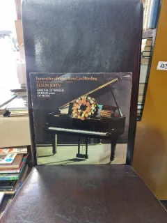 Vinil Elton John Funeral for a Friend / Love Lies Bleeding