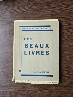 Les Beaux Livres - La reine Astrid (Regina Astrid - carte in franceza) - Madeleine Berthier