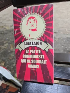 La petite communiste qui ne souriait jamais - Lola Lafon (in tipla)