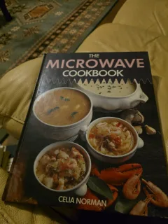 The Microwave Cookbook - Celia Norman