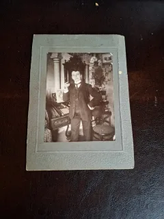 Fotografie Cabinet - Femeie in costum barbatesc