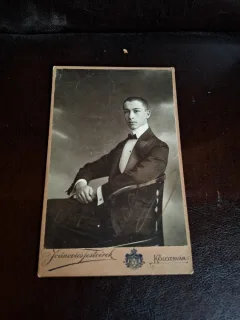 Barbat in costum - Joanovics Testverek