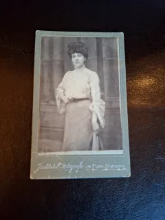 Fotografie tip CDV Femeie Tanara alb/negru - Institutul Fotografic Turn-Severin