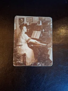 Fotografie tip CDV Femeie cantand la pian , 1914 - 
