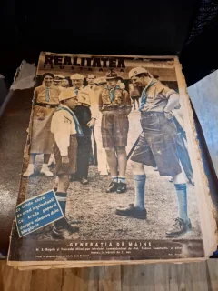 Realitatea Ilustrată Anul IX nr.443 , 17 Iulie 1935 - M.S. Regele si Voievodul Mihai pun intrebari comandantului de stol , Tudose Constantin , un baiat inimos , in varsta de 11 ani