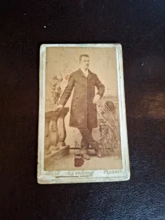 Fotografie tip CDV , Barbat in costum , alb negru - Atelier de fotografie Kissling , Ploesci