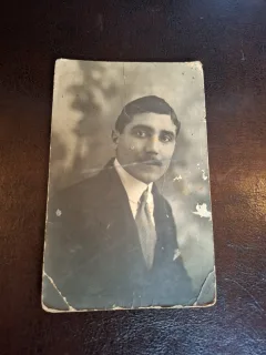 Fotografie pe suport de carton , barbat in costum  - alb negru