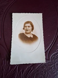 Fotografie tip carte postala , Portret femeie - alb negru
