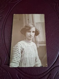 Fotografie tip carte postala , Femeie tanara , alb negru - 1912