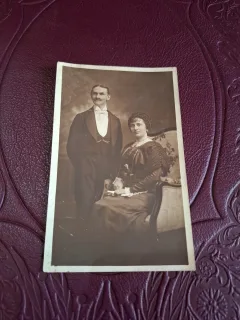 Fotografie tip carte postala , portret de familie  - alb negru