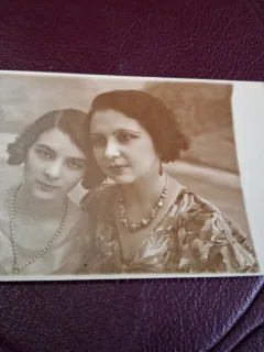 Fotografie tip carte postala , Mama si fiica , alb negru - necirculata