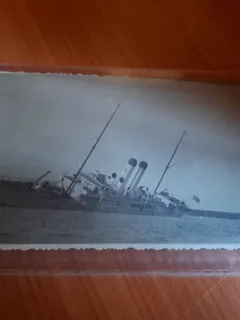 fotografie tip carte postala, Nava maritima rasturnata - alb negru