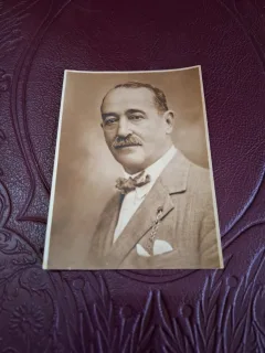 fotografie tip carte postala, portret barbat in costum - alb negru
