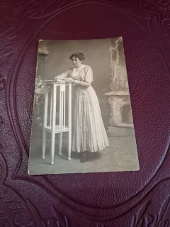 fotografie tip carte postala, femeie tanara, alb negru - circulata