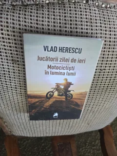 Jucătorii zilei de ieri. Motocicliști în lumina lunii - Vlad Herescu