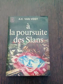 A LA POURSUITE DES SLANS - A.E. VAN VOGT  (CARTE IN LIMBA FRANCEZA)