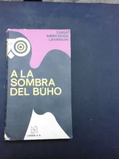 A LA SOMBRA DEL BUHO - LUISA MERCEDES LEVINSON  (CARTE IN LIMBA SPANIOLA)