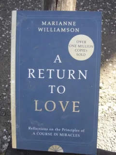 A RETURN TO LOVE - MARIANNE WILLIAMSON