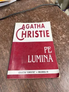 Agatha Christie - Pe lumina