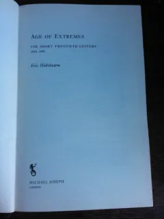 AGE OF EXTREMES - ERIC HOBSBAWM  (SECOLUL EXTREMELOR, CARTE IN LIMBA ENGLEZA)