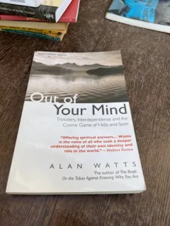 Alan Watts Out of your mind. Tricksters, Interdependence and the Cosmic Game of Hide-and-Seek